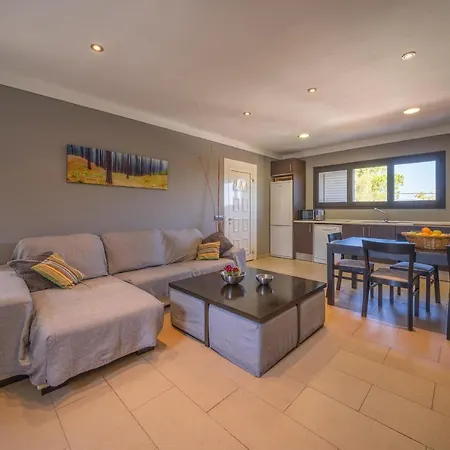 Holiday House Jessica L'Escala